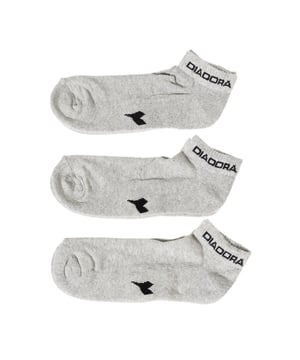 Pack de 3 calcetines deportivos con rizo.
Corte tobillero.
Confeccionados en hilo de alta calidad, que garantizan gran comodidad y duración.
Puño elástico con estampado de la marca.
Tejido elástico y traspirable.
Detalle de la marca en un lateral.

Composición:  78% Algodón, 19% Poliéster, 3% Elastano

Lavar a mano.
- No usar lejía.
- No usar secadora.
- No planchar.
- No lavar en seco.