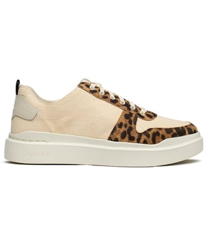 Zapatillas Cole Haan GrandPro Rally para mujer en color natural, confeccionadas en algodón y suela de goma. Presentan: diseño de leopardo, tira en el talón, plantilla ligera y cómoda.