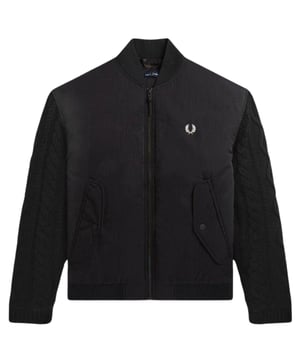 Blijf warm en stijlvol in de Fred Perry Black Jacket. Deze jas heeft een klassiek ontwerp en is perfect voor elk buitenavontuur. Terwijl de zwarte kleur een vleugje verfijning toevoegt. Laat het koude weer je er niet van weerhouden om in stijl op verkenning te gaan. Gebreide kabelmouwen, bomberjack. Materiaal mouwen: 50% acryl, 50% wol. Elastische mouw en zoom, merkbadge op de linkerborst, Materiaal: 742% polyester, 27% polyamide, Voering: 100% polyester, Vulling: 100% gerecycled polyester, Zwarte jas