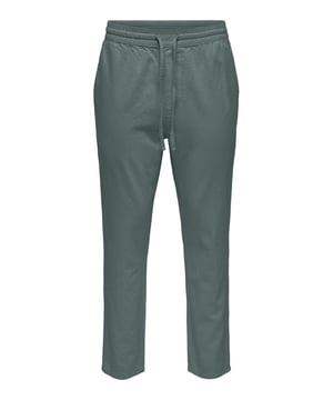 Dompel jezelf onder in het comfort en de veelzijdigheid van deze broek van keperstof, die stijlvol toeloopt. De elastische tailleband met trekkoord biedt een pasvorm op maat voor maximaal comfort. Dankzij de steekzakken aan de zijkant heb je altijd al je essentials bij de hand, terwijl de achterzak extra opbergruimte biedt. Voor een ontspannen dag thuis of onderweg, deze broek is perfect voor elke gelegenheid. De casual snit geeft je moeiteloze elegantie, terwijl de twill stof zorgt voor duurzaamheid en stijl. Combineer hem met een los T-shirt voor een casual look of met een overhemd voor een nette look. Deze broek zal snel een favoriet in je garderobe worden - een absolute must-have voor iedereen die waarde hecht aan stijl en comfort.
