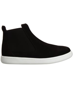 De Clarks Street Chelsea Kids Brown Boots zijn stijlvolle en praktische schoenen voor kinderen. Clarks staat bekend om zijn kwaliteit en comfort, en deze laarzen zijn daarop geen uitzondering. Hier volgt een beschrijving van de belangrijkste kenmerken:

 Klassieke Chelsea Boot stijl:  De Clarks Street Chelsea boots hebben het iconische Chelsea boot ontwerp, gekenmerkt door een slip-on stijl met elastische zijpanelen. Deze klassieke look voegt een vleugje verfijning toe aan de outfit van je kind.

 Rijke bruine kleur: Deze laarzen worden geleverd in een rijke bruine kleur, die veelzijdig is en goed combineert met een verscheidenheid aan kledingstijlen, waardoor ze geschikt zijn voor zowel casual als semi-formele gelegenheden.

 Duurzaam Leren Bovenwerk:  Gemaakt van een hoge kwaliteit leer bovenwerk, deze laarzen zien er niet alleen geweldig uit, maar bieden ook duurzaamheid en een lange levensduur. Het leer is zacht en comfortabel aan de voeten van je kind.

 Elastische zijpanelen:  De elastische zijpanelen maken het makkelijk voor kinderen om de laarzen aan en uit te trekken zonder gedoe met veters of ritsen. Het zorgt voor een goede pasvorm en gemak.

 Gewatteerde binnenzool:  De binnenzool is ontworpen voor comfort en biedt voldoende demping en ondersteuning voor de voeten van je kind. Deze functie is vooral belangrijk voor kinderen die de hele dag actief en op de been zijn.

 Lichtgewicht constructie:  Ondanks hun stevige uiterlijk zijn de Clarks Street Chelsea boots licht van gewicht, waardoor ze de voeten van je kind minder belasten tijdens langdurig dragen.

 Ademende voering:  De laarzen zijn gevoerd met ademend materiaal dat bijdraagt aan een comfortabel voetklimaat, zodat de voeten van je kind koel en droog blijven.

 Duurzame buitenzool:  De buitenzool is ontworpen voor goede tractie en stabiliteit, waardoor de kans op uitglijden en vallen wordt verkleind. Het zorgt ervoor dat je kind met vertrouwen kan bewegen, zelfs in verschillende weersomstandigheden.