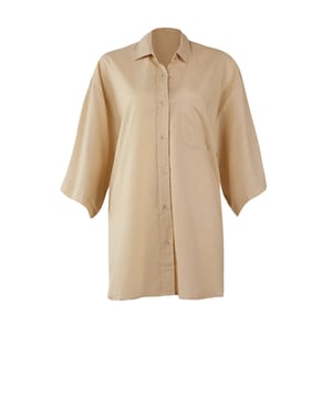 Het Nallae shirt van Barts is een lichtgewicht, elegante blouse voor het strand en zomeravonden die functionaliteit combineert met modieus design. Met kenmerken als een lichtgewicht stof, een doorlopende knoopsluiting, 3/4 mouwen en een effen, casual snit past het bij elke garderobe en lichaamsvorm. De Nallae blouse is verkrijgbaar voor de zomer en biedt comfort en stijl voor elke gelegenheid.