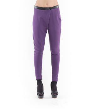 La estética de diseño sin esfuerzo de Conquista se refleja en estos elegantes pantalones cruzados. Los pantalones de ajuste relajado tienen una pierna de zanahoria holgada. Combínalos con una elegante camisa a medida para un ambiente casual chic. Cintura con detalle de imitación de cuero. La modelo mostrada mide 178 cm y lleva la talla 36/S.