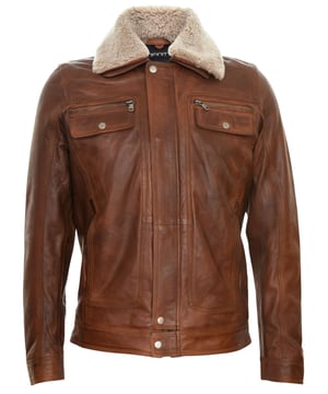 Dieser aus hochwertigem Vollnarben-Nappaleder gefertigte Stil ist eine Neuinterpretation der Trucker-Jacke, die in den 1960er Jahren zu einem beliebten Jackenstil wurde. Die Jacke verfügt über einen traditionellen Hemdkragen, der ein ikonisches Markenzeichen des Trucker-Stils ist. Sie besteht aus Schaffell und ist in Creme gehalten, was einen schönen Kontrast zu unseren Farbkombinationen Holz und Schwarz bildet. Weitere Neuinterpretationen dieser Jacke sind gerade Pattentaschen direkt unter zwei Reißverschlusstaschen auf der Brust für zusätzlichen Stauraum und eine geknöpfte Fliegenklappe, um der Jackenvorderseite einen eleganten Look zu verleihen. Dies ist ein schmal geschnittenes Stück, das in Kombination mit Jeans und Stiefeln ein tolles, zeitloses Outfit ergibt. • 100 % hochwertiges, ultraweiches Nappaleder • Genähte Einsätze von der Brust bis zur Taille • Spitzer Schaffellkragen und Pattentaschen auf der Brust • In das Jackenfutter integrierte Taschen und vier Außentaschen • Verstellbare Taille