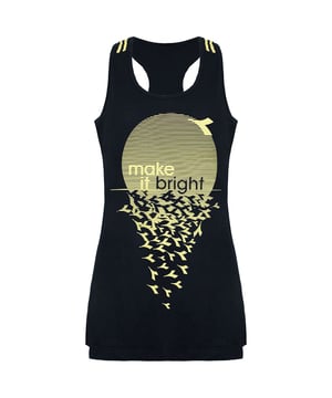 Diadora lo convierte en una camiseta sin mangas marina de mujeres brillantes, una elección vibrante y elegante para las mujeres activas que desean agregar un toque de color a su guardarropa de entrenamiento. Esta camiseta sin mangas de Diadora presenta un color azul marino llamativo con acentos brillantes, combinando moda y función para mantenerlo motivado y energizado durante sus entrenamientos.

Características clave:

Diseño audaz y vibrante: la diadora lo convierte en una camiseta sin mangas marina de mujeres brillantes presenta un color azul marino como base con acentos brillantes, creando un aspecto dinámico y visualmente atractivo que se destaca durante sus entrenamientos.

Ajuste cómodo: la camiseta sin mangas ofrece un ajuste cómodo y relajado, lo que le permite moverse libremente durante varias actividades físicas.

Fabrica que absorbe la humedad: elaborado por tela que absorbe la humedad, esta camiseta de tanque te mantiene seco y cómodo alterar el sudor y la humedad de tu piel.

Material transpirable: la camiseta sin mangas está hecha de tela transpirable, lo que garantiza una ventilación óptima para mantenerte fresco y fresco durante los entrenamientos intensos.

Diseño de Backback: el diseño Racerback ofrece una excelente libertad de movimiento para los hombros y los brazos, lo que lo hace ideal para varios ejercicios y deportes.

Ropa activa versátil: la camiseta sin mangas de la Marina de la Diadora Make It It Bright Women es adecuada para una amplia gama de actividades, que incluyen entrenamientos de gimnasia, carrera, yoga y otras actividades de condición física.

Detallado del logotipo de la diadora: el logotipo de la diadora agrega un toque de autenticidad y estilo deportivo a la camiseta sin mangas.

Fácil de cuidado: la diadora lo convierte en una camiseta sin mangas marina de mujeres brillantes es lavable a máquina para una limpieza y mantenimiento convenientes.

Manténgase motivado y energizado con la diadora, lo convierta en una camiseta sin mangas de la Marina de las mujeres brillantes. Ya sea que esté llegando al gimnasio o participe en actividades al aire libre.