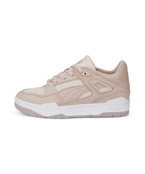 Puma revisita las zapatillas de culto del pasado con este modelo Slipstream. Confeccionadas en piel rosa, son las nuevas it-shoes de un armario deportivo bien confeccionado. Llévalas simplemente con unos vaqueros y una sudadera o con un traje de negocios para animar un look formal. Puma Colores: rosa - rosa isla - cuarzo rosa - blanco. Material principal: piel de ternero lisa. Material de la suela: caucho. Material del forro: algodón. Cierre: cordones en la parte superior. Forma de la punta: redonda. Ajuste: fiel a la talla - Tallaje: europeo.