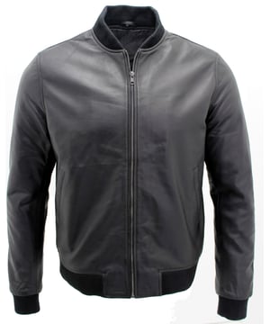 Investieren Sie in zeitlosen Chic mit dieser stilvollen, coolen Lederjacke aus butterweichem Nappa-Leder. Diese retro Bomberjacke verfügt über elastische Säume und Bündchen sowie einen Reißverschluss an der Vorderseite, um eine bequemere Passform zu ermöglichen. Verleihen Sie Ihrem lässigen Look das perfekte Finish und kombinieren Sie diesen Stil mit Jeans und High-Top-Sneakern.
