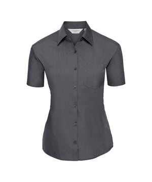 65% Polyester, 35% Katoenpopeline. Ontwerp: Eenvoudig. Zakken: 1 borstzak. Sluiting: Knoopsluiting. Halsuitsnijding: Geknoopt, Omgeslagen Kraag. Hem: Afgerond. Mouwtype: Korte mouwen. Stoftechnologie: Duurzaam. Onderhoudsvriendelijke, zelfkleurende knoppen. Pasvorm: Klassiek. 110gsm. Duurzaamheid: Amfori, Better Cotton Initiative, BSCI, Fair Labor Association, Oeko-Tex Standard 100 Gecertificeerd, WRAP Gecertificeerd. Geschikt voor: Borduurwerk.
