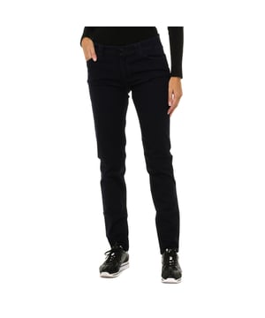 Pantalones largos.
Color Azul oscuro
Cinturilla con trabillas.
Cierre de cremallera y botón en frontal.
Dos bolsillos en parte delantera y mini bolsillo.
Dos bolsillos en la parte trasera con el logo en metálico y tachuelas en ribete.
Skinny Fit.
Costuras vistas a tono.

Composición:
67% Algodón - 32% Poliester - 1% Elastano.

Instrucciones de lavado:
- Lavar máximo a 30ºC.
- Planchar a media temperatura, máx. 110ºC.
- Permite usar secadora.
- No usar lejía.
- No admite el  lavado en seco.