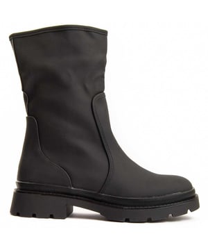 Enkellaarsjes met plateau. Comfortabele pasvorm. Gemaakt van veganistische materialen. Gemaakt door andere merken voor ons merk. Afmetingen bij benadering: 4 cm hak, 2 cm plateau, 22 cm hoog en 12 cm breed.