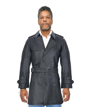 Dies ist eine moderne Interpretation des Trenchcoat-Stils, der im Ersten Weltkrieg aufgrund seiner langlebigen und schützenden Eigenschaften bei Soldaten beliebt wurde. Wir verfügen über einen verstellbaren Gürtel, um die Taille schmaler zu machen und diesem klassischen Stil einen modernen Look zu verleihen, sowie über Schulterklappen, die dieses Stück an traditionelle Militärjacken erinnern lassen. Die Vorderseite der Jacke ist zweireihig und hat einen Drei-Knopf-Verschluss mit zusätzlichen Knöpfen an der oberen Passe, um das breite Revers zu schließen. Diese Jacke verfügt außerdem über einen hinteren Schlitz für mehr Bewegungsfreiheit und verstellbare Manschetten mit Knopfverschluss. • 100 % hochwertiges, ultraweiches Nappaleder • Zwei schräge Hüfttaschen und zwei Innenfächer • Verstellbarer Hüftgurt und Manschetten zur individuellen Anpassung der Passform • Mit Schulterklappen und breitem fallendem Revers
