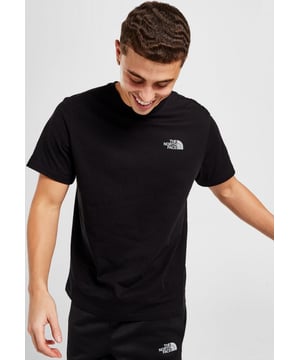 The North Face Heren Licht Helder Reflecterend Grijs Logo T Shirt. - -. Dit standaard T-shirt is gemaakt van zacht en duurzaam katoen. - -.  Het heeft een geribde ronde hals en korte mouwen. - -.  Dit T-shirt heeft een klein logo op de achterkant van de schouder en is afgewerkt met reflecterende The North Face-merkopdrukken op de borst. - -.  100% katoen. - -.  Machinewasbaar.