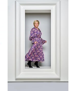 De unieke Taby printjurk uit de nieuwe collectie van Caroline Tensen is de ideale jurk voor het komende seizoen. Met zijn soepele, losvallende pasvorm en bijzondere details biedt deze jurk zowel een stijlvolle als casual uitstraling. Het ontwerp heeft een opvallend pauwenprint in roze op een mooie, diepe navy ondergrond. Deze lange jurk heeft lange mouwen met een licht ballon-effect en speelse laagjesdetails bij de polsen. De jurk heeft een V-hals en het rechte model zorgt voor veel draagcomfort. Bovendien is de jurk voorzien van een strikceintuur waarmee je de taille mooi kunt accentueren voor een flatterende look. Deze unieke print is ook beschikbaar in een elegante damesblouse..!