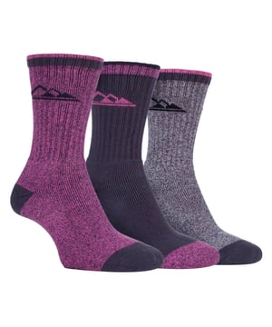 Als je op zoek bent naar ultrazachte, zomerse en comfortabele sokken, dan zijn deze Storm Bloc laarzensokken een goed item om te overwegen. Deze sokken zijn gemaakt van natuurlijk katoen dat zorgt voor extra comfort en maakt deze sokken ademend en licht voor de zomermaanden. Ze hebben ook een volledig gedempte voet om een ​​buffer te bieden tegen het ruige terrein en om het comfort te vergroten. Ze hebben ook een geribbeld been dat helpt het been te ondersteunen en de sokken aan het been te bevestigen. Deze Boots sokken zijn verkrijgbaar in 3 kleuren. Ze zijn verkrijgbaar in de maten 37-42 en zijn gemaakt van 85% katoen, 12% nylon, 2% polyester, 1% elastaan. Ze komen in 3 paar en zijn machinewasbaar.