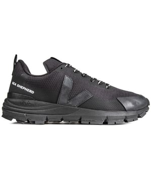 Las zapatillas veganas Dekkan Alveomesh de Veja están hechas de una combinación de botellas recicladas. algodón orgánico y pasión por la preservación del medio ambiente. La parte superior completamente negra se compone de una mezcla única de plásticos reciclados y caucho natural que crea un zapato liviano y flexible. mientras que la suela Vibram asegura un agarre óptimo. Una zapatilla deportiva para mujer con un aspecto contemporáneo.