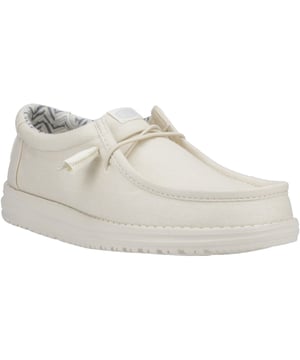 Wardrobe, meet Wally Canvas. Easy-on laces and a cushioned ankle collar come together to create comfort in colours that go with any fit.