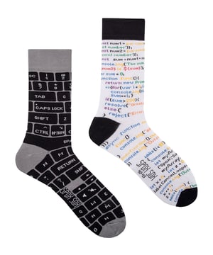 Het is tijd om de sokken-hackathon te starten! Trek deze SPOX SOX NieuwigheidIT-computersokken aan en ga hacken! Een perfect paar voor een computerliefhebber en iemand die er alles van weet. Op een van deze sokken voor programmeurs wordt de code ontwikkeld. Functies, parameters, klassen en callbacks vormen een script. Pas op voor de spaghetticode! De andere van de IT-ontwikkelaarssokken is een toetsenbord. Deze sokken zijn niet-overeenkomende vreemde sokken met een IT-thema die een perfect cadeau zullen zijn voor elke liefhebber van computers! Ze zouden zelfs een geweldig verjaardags- of kerstcadeau zijn en zelfs een goede kousvuller! De kleurrijke sokken zijn rijk aan katoen, waardoor ze zacht en comfortabel zijn. Ze zijn ontworpen en vervaardigd in Polen met zorg voor de beste kwaliteit, duurzaamheid, comfort en mooi design. Zet de eerste stap naar een kleurrijker leven met grappige Spox Sox! Deze sokken zijn 1 paar per verpakking en zijn verkrijgbaar in 3 volwassen maten: 37-39 EU, 40-44 EU en 45-46 EU. Ze zijn gemaakt van 80% katoen, 15% polyamide, 5% elastaan ​​en zijn volledig machinewasbaar.