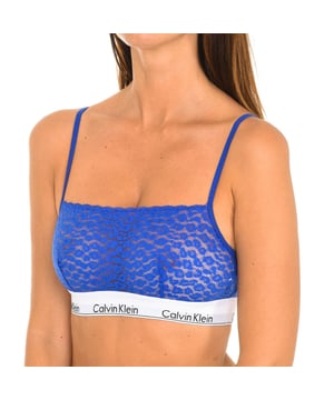 Sujetador Calvin Klein.
Color Azul
Estilo Top.
Goma elástica a modo sujeción, con el nombre de la firma estampado, a contraste.
Tirantes finos regulables. 
Tejido de encaje y puntilla. 
Costuras vistas a tono.

Composición:
-87% Poliamida - 13% Elastano

Instrucciones de lavado:
- Lavar máximo a 40ºC.
- Planchar a media temperatura, máx. 110ºC.
- No permite usar secadora.
- No usar lejía.
- No admite el  lavado en seco.

Equivalencia de tallas:

UK FR EU IT
30 80 65 30
32 85 70 32
34 90 75 34
36 95 80 36
38 100 85 38