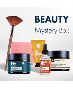 Descubre tu mejor piel con la Caja Misteriosa de Belleza de skinChemists. La mejor forma de descubrir nuevos productos de belleza y cuidado de la piel para tu rutina. Con 5 productos premium valorados en más de 200 £ por una fracción del precio. Cada producto está elaborado con los mejores ingredientes para tratar los problemas de la piel y ayudar a combatir los signos del envejecimiento. Con resultados visibles, es el regalo perfecto para un amigo, un ser querido o para mimarte a ti mismo. Por favor, tenga en cuenta que la caja misteriosa cambiará mensualmente, si pide varias cajas en el mismo mes puede recibir los mismos artículos.