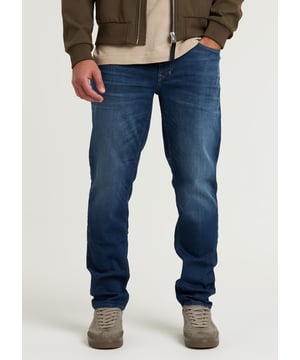 De Iron Abel is een regular fit jeans, gemaakt van comfort stretch stof met een soft feel en een moderne worn-in wash. Deze jeans heeft een gecoate stof, gerecycled materiaal en signature details zoals het 3-piece ontwerp op de achterzakken en een embossed lotus op de coin pocket.