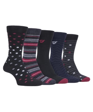 Pack de 5 calcetines Farah con dibujo clásico Un par de calcetines elegantes es esencial para completar cualquier conjunto formal. Estos calcetines de vestir Farah pueden hacer el truco con sus patrones clásicos y ajuste cómodo. Estos calcetines clásicos son ideales para cualquier situación con su mezcla de diseños y colores, siendo fáciles de combinar con cualquier atuendo que lleves. Estos calcetines están fabricados con un 47% de algodón, lo que los hace muy suaves y cómodos de llevar. El algodón también ayuda a regular la temperatura, asegurando que los pies estén frescos en verano y calientes en invierno. Estos calcetines también tienen una parte superior Gentle Grip que se amolda cuidadosamente al contorno natural de la pierna. Esta suave parte superior mantiene los calcetines en su sitio sin la constricción habitual de los puños normales, lo que los hace más cómodos durante largos periodos de uso. Estos calcetines están disponibles en las tallas 6-11 del Reino Unido y se venden en paquetes de 5 pares. Hay muchos modelos y colores disponibles. Detalles adicionales del producto - 5 pares - 6-11 UK - Marca Farah - Gentle Grip parte superior suave - Muchos estilos / colores - Algodón suave - Transpirable - 47% Algodón 45% Poliéster 7% Nylon 1% Elastano
