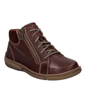 Entdecke die Fusion von Nachhaltigkeit und Eleganz mit der Stiefelette Neele 51 von JOSEF SEIBEL, gefertigt in der charakterstarken Farbe bordo. Dieses Damenschuhmodell repräsentiert die Liebe zum Detail und die Wertschätzung für handwerkliche Kunst. Das Obermaterial aus feinstem Nappa-Rindsleder und die Innensohle, die bei Bedarf durch ein orthopädisches Fußbett ersetzt werden kann, bieten unvergleichlichen Tragekomfort und machen den Schuh zu einem idealen Begleiter für vielfältige Freizeitaktivitäten. Ob beim Spazieren im Park, beim Stadtbummel oder bei anderen Outdoor-Aktivitäten, die TR-Sohle garantiert durch ihre Rutschfestigkeit und lange Haltbarkeit stets einen sicheren Auftritt. Die Reißverschlussfunktion sorgt für ein müheloses An- und Ausziehen, während die traditionelle Handnaht, ein Zeugnis echter deutscher Industriekultur, die Qualität und Liebe zum Handwerk unterstreicht. Die Produktlinie Spirit of Nature verbindet Style und Wohlgefühl mit einem charakterstarken Design und betont dabei die Wichtigkeit von Slow Fashion - fernab von kurzlebigen Trends. Mit der Stiefelette Neele 51 erwirbst du nicht nur einen Schuh, sondern ein Stück Kultur und Handwerkskunst.