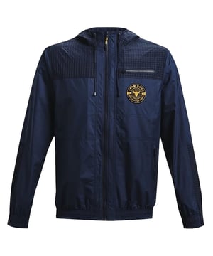 Chaqueta Under Armour x Project Rock Woven Layer para hombre, una potente fusión de rendimiento, estilo e inspiración diseñada en colaboración con el mismísimo Dwayne "The Rock" Johnson. Esta exclusiva chaqueta está repleta de características que reflejan el espíritu de determinación implacable y compromiso inquebrantable, lo que la convierte en una elección excepcional para atletas y personas con una mentalidad fuerte.

Características principales:

 Inspirada en "La Roca":  Esta colaboración con Dwayne Johnson, conocido como "La Roca", da vida a su dedicación y ethos en forma de chaqueta de alto rendimiento.

 Ligera y duradera:  La chaqueta está confeccionada con un material ligero pero duradero que ofrece un ajuste cómodo a la vez que resiste las exigencias de los entrenamientos intensos o las actividades al aire libre.

 Capas versátiles:  Diseñada como prenda superpuesta, esta chaqueta es ideal tanto para ropa activa como informal. Proporciona una capa adicional de protección contra los elementos sin sacrificar el estilo.

 Detalles reflectantes:  Algunas versiones de la chaqueta incorporan elementos reflectantes para mejorar la visibilidad en condiciones de poca luz, priorizando la seguridad en entrenamientos nocturnos o aventuras al aire libre.

 Detalles bordados:  La chaqueta puede presentar detalles bordados, incluido el logotipo de Project Rock y otros elementos de marca, que añaden autenticidad y estilo al diseño.

 Estética elegante y única:  La chaqueta está diseñada para reflejar el estilo atrevido y dinámico asociado a "The Rock". A menudo presenta gráficos y marcas distintivas que la diferencian del atuendo de entrenamiento tradicional.

 Forro cómodo:  El interior de la chaqueta está diseñado con un forro suave y cómodo, que garantiza una agradable experiencia de uso durante tus entrenamientos o a diario.
