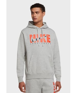 Der Nike Sportswear Hoodie macht aus einem Aufwärmtrikot ein alltagstaugliches Kleidungsstück. Seine weiche, gebürstete Fleece-Konstruktion zeigt Grafiken auf der Brust. Der Doppeldruck sorgt für eine abwechslungsreiche Textur und einen gehobenen Look. Die kontrastierenden Farben des Drucks sorgen für ein subtiles Zusammenspiel von Textur und Farbe. Der warme Fleece-Stoff ist für zusätzlichen Loft und Weichheit gebürstet. Der gerippte Saum und die gerippten Bündchen am Kapuzenpulli sorgen für ein angenehmes Tragegefühl, das man sofort überziehen kann. Vordertaschen an der Hose und eine Vordertasche an der Kapuze bieten Platz für Telefon, Schlüssel und Karten. Eine Kapuze mit Kordelzug bietet Styling- und Passformoptionen.