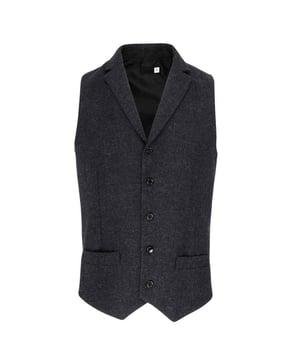 Materialzusammensetzung (%): 50% Polyester, 45% Holz, 5% Mischgewebe. Design: Fischgrätmuster. GSM (Gramm pro Quadratmeter): 300. Einreihig. Knopfleiste mit fünf Knöpfen, Schnalle im Rücken, Abnäher an Rücken, Abnäher vorn. Taschenart: 2 Vordertaschen. Nachhaltigkeit: Amfori-Freigabe, BSCI, REACH. Revers. Futterstoff: Satin. Ärmellos.