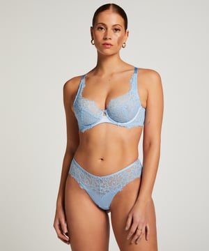 De Isabella brazilian is een vrouwelijk pronkstuk, dat empowerment van dag tot nacht in stijl belooft! Uitgevoerd in kant en geeft een zachte look en feel. Combineer hem met bijpassende Isabella items voor een complete look!