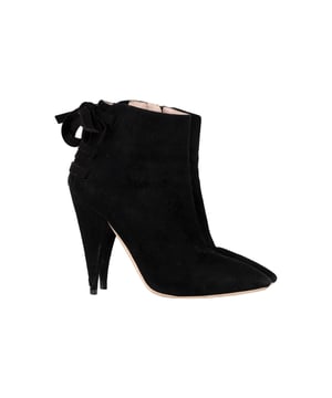 VINTAGE, UVP WIE NEU  
Tauchen Sie ein in eine Welt unvergleichlicher Eleganz mit den Miu Miu Stiefeletten aus schwarzem Wildleder. Diese opulenten Stiefeletten, mit einem klassischen schwarzen Wildlederschaft und luxuriösen Lederakzenten, verfügen über eine semi-spitze Zehenform und auffällige Kegelabsätze, die Raffinesse und Stil ausstrahlen. Mit verdeckten Reißverschlüssen an den Seiten für einen nahtlosen Abschluss sind diese Stiefel der Inbegriff von High-End-Mode und bieten eine perfekte Mischung aus Eleganz und Anziehungskraft für die moderne Fashionista.

Mit Staubbeutel

Miu Miu Stiefeletten aus schwarzem Wildleder  
Farbe: schwarz  
Material: Wildleder  
Zustand: Sehr gut  
Größe: EU36  
Maße: Absatzhöhe: 110; Einlegesohlenlänge: 270  
Gebrauchsspuren: Geringe Abnutzungsspuren, leicht benutzt, aber sehr gut gepflegt. Kleine Markierung an den Sohlen & Faltenbildung, leichte Kratzer an den Sohlen und Absätzen.  
SKU: 368687