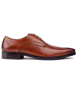 El Swan Derby de SOLE es una combinación perfecta de sofisticación atemporal y detalles cautivadores. Estos zapatos excepcionales fusionan un diseño derby contemporáneo con detalles brogue clásicos. Elaborado con cuero de primera calidad. El Swan Derby cuenta con un diseño elegante y elegante. irradiando una sensación de refinamiento. Ya sea que te vistas para la oficina. una reunión ideal o agregar un toque de lujo a su atuendo diario. Este zapato SOLE para hombre te garantiza una declaración distintiva de estilo y personalidad.