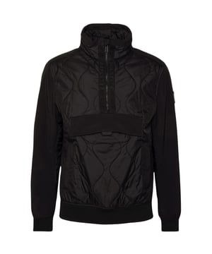 Belstaff Area Black Quarter Zip Pull-Over Jacke. Erleben Sie das Nonplusultra an Vielseitigkeit und Stil mit der Belstaff Black Jacket. Diese Jacke bietet sowohl Wärme als auch ein modisches Design, so dass Sie mühelos von einem lässigen Tageslook zu einem schicken Abendensemble übergehen können. Bleiben Sie gemütlich und sehen Sie umwerfend aus mit dieser unverzichtbaren Jacke! Leichte, wasserabweisende Popover-Jacke, Rippenbündchen für mehr Komfort, Pattentasche vorne, Material: 100% Polyamid, Füllung: 100 % Polyester. Markenabzeichen am linken Ärmel, Dünner schwarzer Mantel, Viertel-Reißverschluss. Mantel mit rundem Kragen, Reißverschluss, Schwarze Jacke, Große Tasche auf der Brust. Stil: Area Pull-Over Schwarz