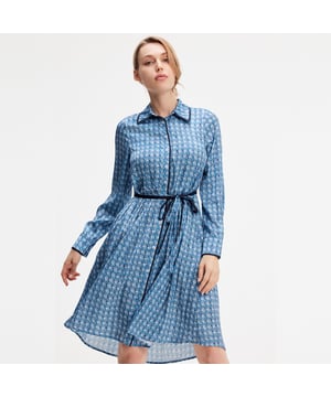 Met een beetje preppy look is dit stuk voor vele gelegenheden een veilige gok. Gesneden in een subtiel geometrisch patroon, onderstreept het de kraag, de randen van de mouwen en de riem met een contrasterende gewone bias. Silhouet gemarkeerd door de buste en een enigszins wijd uitlopende volume.
 Productdetails:
 Lengte: 101 cm
 Model draagt ​​maat 8
 Modelhoogte is 5 "7
 Vorm: fit-and-flare
 Kraag
 Lange mouwen
 MIDDEN VOORKOPEN