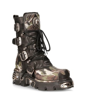 Estas botas de media pantorrilla están confeccionadas con piel de vacuno de primera calidad y tienen un acabado de calidad que refleja las décadas de experiencia en la elaboración de calzado de primera calidad que New Rock ha acumulado con orgullo. Este par se caracteriza por los detalles de llamas que aparecen en camuflaje en la parte superior de cuero negro para lograr un aspecto único y llamativo que seguramente te hará destacar entre la multitud. Junto con el diseño de llamas, hay un motivo metálico que se crea mediante la introducción de hebillas de metal, inserciones metálicas en las suelas y un logotipo brillante de New Rock de diseño elegante. No solo es una pieza increíblemente moderna, sino que con la adición de una plantilla suave y acolchada, un cómodo forro de cuero y una abertura con cremallera lateral, estas botas alcanzan un nivel de comodidad que te hará querer mantener estas botas de media pantorrilla puestas todo el día. • Parte superior de cuero negro de primera calidad con detalles de llamas de camuflaje • Altura de la caña de 23 cm con cremallera lateral y hebillas de metal • Tacón de goma de 6 cm y suela de 3 cm