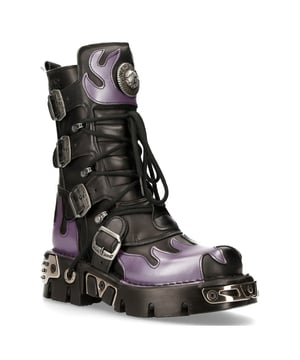 Diese mittelhohen Stiefel sind aus hochwertigem Rindsleder gefertigt und verfügen über eine Qualität, die die jahrzehntelange Erfahrung in der Herstellung von Premium-Schuhen widerspiegelt, die New Rock mit Stolz gesammelt hat. Dieses Paar zeichnet sich durch Flammenakzente aus, die in Lila auf dem Obermaterial aus schwarzem Leder erscheinen und für einen auffälligen, einzigartigen Look sorgen, der Sie sicher von der Masse abhebt. Neben dem Flammendesign gibt es ein metallisches Motiv, das durch die Einführung von Metallschnallen, metallischen Einsätzen in den Sohlen und einem elegant gestalteten, glänzenden New Rock-Logo entsteht. Dies ist nicht nur ein atemberaubend trendiges Stück, sondern mit der zusätzlichen weich gepolsterten Innensohle, dem bequemen Lederfutter und der seitlichen Reißverschlussöffnung erreichen diese Stiefel ein Maß an Komfort, das Lust macht, diese Stiefel in der Mitte der Waden den ganzen Tag anzuziehen. • Hochwertiges Schwarz Obermaterial aus Leder mit violetten Flammenakzenten • 23 cm Schafthöhe mit seitlichem Reißverschluss und Metallschnallen • 6 cm Gummiabsatz und 3 cm Sohle