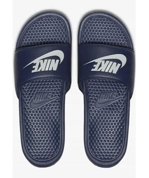Nike Benassi Solar Soft Men's Slide haakt je vast met een opvallend fractal design op de voetband voor stijl en op de voetstap voor extra comfort. - - . Het zachte schuim van de tussenzool en de jersey voering bieden comfort zodat je kunt genieten van een ontspannen en eersteklas draagervaring.
