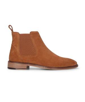 Mejora tu colección de calzado con los botines Chelsea sin cordones de ante en color tostado para hombre de London Brogues. Fabricadas con ante de primera calidad, estas botas ofrecen un aspecto y una sensación lujosos, perfectos para realzar atuendos tanto casuales como formales. El cómodo diseño sin cordones presenta paneles laterales elásticos para un ajuste ceñido y fácil de usar. Con una suela de cuero duradera que proporciona un agarre superior, estas botas son adecuadas para diversas superficies y condiciones climáticas. Disfruta de comodidad durante todo el día con la plantilla acolchada, lo que las hace ideales para largas horas de pie. Ante de primera calidad para una apariencia sofisticada Comodidad sin cordones con paneles laterales elásticos Suela duradera con agarre superior para tracción Plantilla acolchada para mayor comodidad ideal para uso prolongado