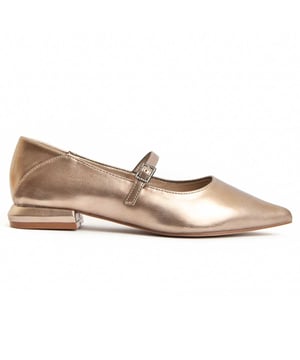 Casual ballerina voor dames. Comfortabele pasvorm. Gevoerde binnenzool van natuurlijk leer. Door andere merken voor ons merk gemaakt.