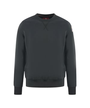 Parajumpers Caleb Basic Patch Logo Schwarzer Pullover. Der schwarze Pullover von Parajumpers ist die perfekte Ergänzung für deine Garderobe. Ein klassischer schwarzer Sweater, dieser Pullover ist stilvoll und bequem. Zeig dein Modebewusstsein und sei der Neid deiner Freunde! 100 % Baumwolle. PJS-Patch auf dem linken Ärmel, elastischer Bund und Ärmel. Parajumpers Schwarzer Pullover. Stil: BF01-541 Caleb Basic.