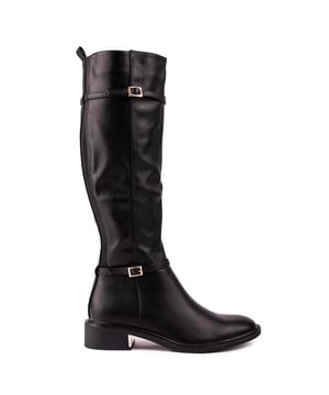 Esta fina bota de equitación Chloe hasta la rodilla de Solesister combina el estilo ecuestre clásico con las últimas tendencias. Elaborado con material flexible. Parte superior con apariencia de cuero. con detalle elástico en la espalda para un ajuste ideal. estos confiados. Las elegantes botas de diseñador cuentan con una suela elegante con un elegante adorno de metal en el talón y elegantes correas con detalles dorados. hebillas delicadas. añadiendo un toque sofisticado a este estilo de conducción.