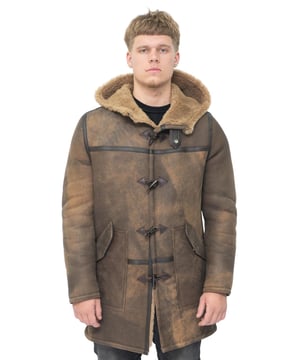 Onze vintage duffle-jas voor heren van bruin leer met schapenvacht en capuchon is gemaakt van echte dubbelzijdige dikke schapenvacht en straalt ruige verfijning uit. De jas heeft een verweerde bruine lederen afwerking die karakter toevoegt aan het tijdloze ontwerp. Met zijn praktische capuchon en knoopsluiting biedt deze jas zowel stijl als functionaliteit. Extra designelementen zijn onder meer: ​​• Robuuste afwerking van verweerd bruin leer voor een vintage uitstraling. • Ontwerp met capuchon voor extra bescherming en warmte. • Voorkant vastgemaakt met klassieke schakelknopen voor een traditionele duffelcoat-look. • Twee schuine grote handwarmerzakken voor gemak en comfort. • Dikke dubbelzijdige schapenvachtconstructie zorgt voor optimale isolatie en duurzaamheid. Omarm de essentie van vintage stijl met ons Vintage Duffle-jack van schapenvacht, bruin leer met capuchon voor heren. Of je nu door de straten van de stad slentert of de natuur verkent, deze jas houdt je gezellig en stijlvol. Het uitzonderlijke vakmanschap en de aandacht voor detail maken het tot een kledingstuk dat de tand des tijds zal doorstaan. Ervaar de perfecte mix van comfort, functionaliteit en tijdloze elegantie met dit opmerkelijke duffeljack van schapenvacht. Volledige schapenvacht met capuchon, schakelknoppen, comfortpasvorm