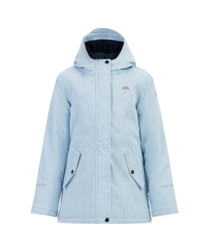 Die Artic-Winterjacke von Schmuddelwedda gibt es jetzt auch für die Kleinen. Abgefüttert mit einem weichen Fleece-Stoff sorgt die Wattierung für eine ideale Isolierung. Und auch bei Nässe bietet sie zuverlässigen Schutz, denn das atmungsaktive Obermaterial ist wasser- und winddicht. Die leichte A-Linie wird auf der Rückseite mit einem Gummizug in Form gebracht und endet in einer abgefütterten Kapuze mit Regenschutz. Zwei Pattentaschen sowie lichtreflektierende Logo-Prints runden die Jacke ab.  Winterjacke