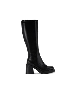 This KG Kurt Geiger Sylvie High Leg boot features a black upper which reaches the knee. The heel is in a chunky block heel. Heel height: 6cm.
