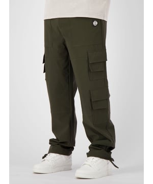 90% nailon | 10% spandex Ajuste relajado Cintura elástica con cordón Parche con monograma en la pierna izquierda Dos bolsillos laterales Bolsillos laterales tipo cargo Cordones de tela en la parte inferior de las piernas 