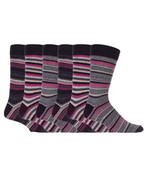 Sommigen zeggen dat gestreepte sokken het bovenkantpunt zijn van voetmode voor mannen... maar wat is een stijlvol paar voeten waard als ze comfortabel zijn ? Met onze eigen sokken van het merk Sock Snob krijgen je voeten het plezier om tegelijkertijd trendy en comfortabel te zijn dankzij de slimme creatieve technologieën van Sock Snob. Er zijn 3 redenen waarom je voeten het hele jaar door comfortabel kunnen zijn in onze sokken. Ten eerste is er een ontwerp in honingraatstijl aan de bovenkant van de sok geplaatst om drukpunten en vernauwingsringen rond de benen te verminderen, zo geweldig voor degenen die alledaagse sokken nodig hebben om de bloedsomloop te bevorderen. We hebben ook een hoog katoengehalte van 80% in onze merksokken, die je voeten de hele dag in een natuurlijke zachtheid omringen. 80% katoen betekent ook een hoog vochtafvoerend vermogen en temperatuurregeling, waardoor je voeten warm blijven in de winter en koel in de zomer. Er zijn ook 7 moderne stijlen om uit te kiezen, 5 gestreepte stijlen genoemd naar iconische steden met nog eens 2 stijlen in effen zwart en zwart, marineblauw en grijs. Deze sokken zijn machinewasbaar en worden geleverd in een verpakking van 6 paar.