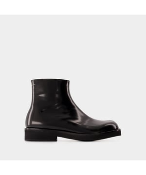Kleuren: Zwart. Hoofdmateriaal: suède kalfsleder met visneteffect. Materiaal zool: 100% Rubber. Voering: 100% kalfsleer. Tipvorm: rond. Pasvorm: true to size - Maatvoering: Amerikaans.