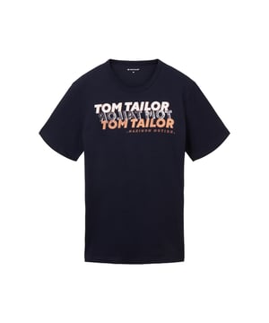 Dit T-shirt is het toppunt van casual stijl en comfort. Met zijn normale pasvorm en korte mouwen past het bij bijna elke look. De ronde halslijn met fijne ribboord zorgt voor een klassieke touch, terwijl de opvallende labelprint een modern accent toevoegt. Gemaakt van zacht, ademend materiaal is het comfortabel om te dragen - ideaal voor elke dag. Een veelzijdige basic die in geen enkele garderobe mag ontbreken!