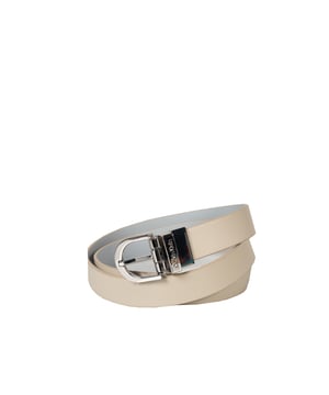 Este elegante cierre, equipado con un mecanismo de cierre confiable, garantiza un enganche fácil y seguro al pasador, lo cual garantiza que tu cinturón siempre estará perfectamente ajustado y no se desplazará en el momento menos esperado.

Gracias al cierre plegable, este cinturón es la esencia de la funcionalidad: puedes elegir qué color se adapta mejor a tu conjunto, lo que lo convierte en el accesorio perfecto para cualquier ocasión, tanto formal como informal.

Los elegantes elementos metálicos en color plateado añaden estilo y son un detalle atemporal que se combina con muchos estilos, al tiempo que resaltan la alta calidad y atención al detalle.

Este cinturón está hecho de un material de alta calidad, lo cual no solo se traduce en su durabilidad y resistencia al uso diario, sino que también asegura comodidad al usarlo y facilidad de limpieza.