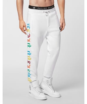 ¿Le gusta un look deportivo pero no quiere renunciar al estilo? ¿Le recomendamos estos joggers de jersey de algodón con el nombre de la Marca bordado por ambas costuras laterales? Un parche de cuero saffiano con el PP hexagonal cosido junto al bolsillo delantero izquierdo. Dos bolsillos abiertos en la parte delantera y uno en la parte trasera. Cintura con cordón de ajuste y puños inferiores en punto de canalé.